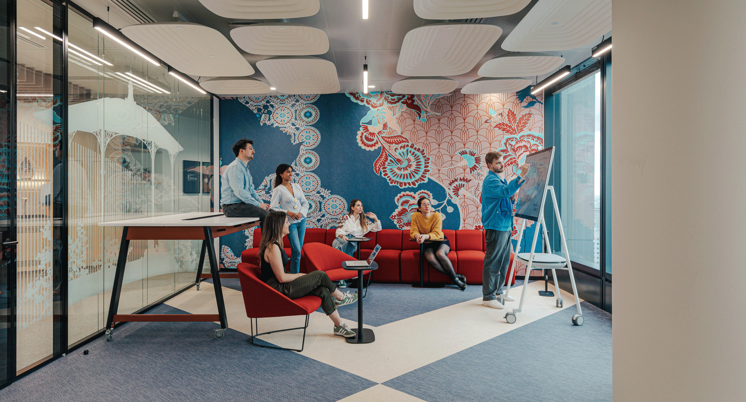 multiple-settings-of-collaboration-room-at-wtw-paris-office