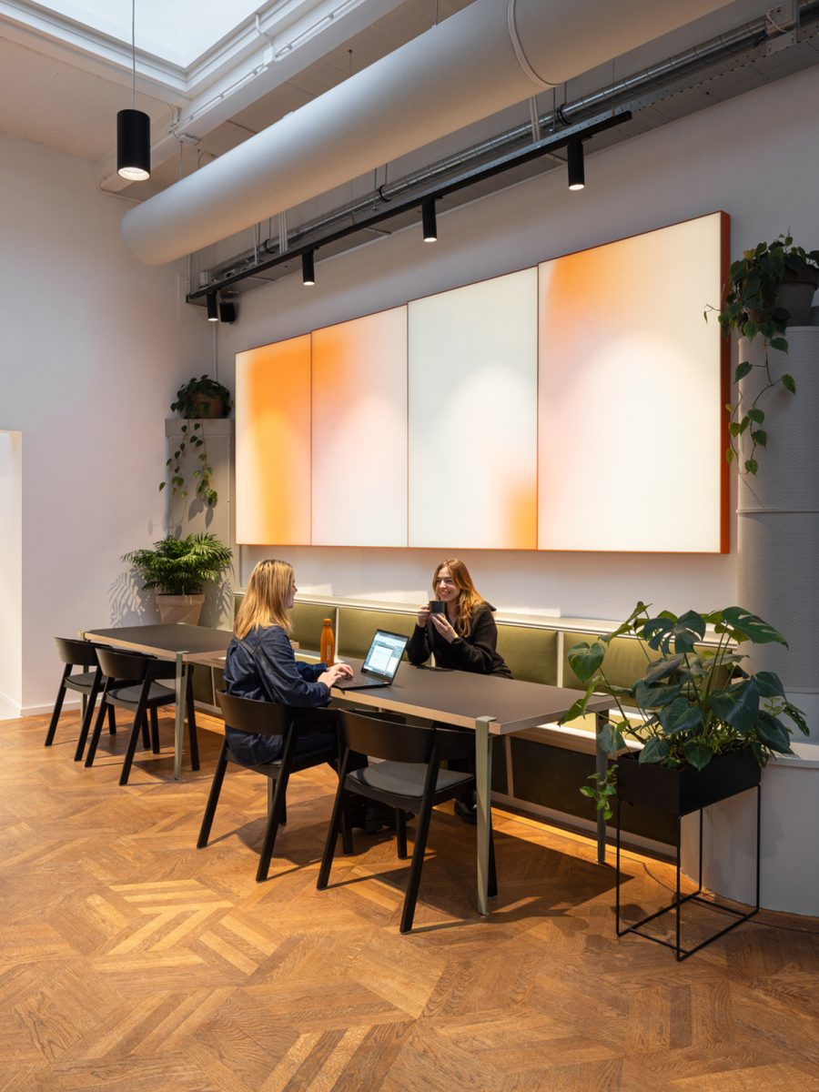 two-people-sat-chatting-in-casual-setting-at-M-Moser-Amsterdam-studio